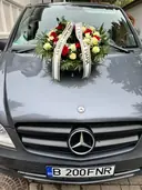 Mașină funerară și aranjament floral