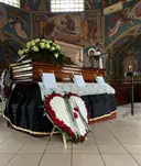 Sicriu și flori într-o capelă funerară